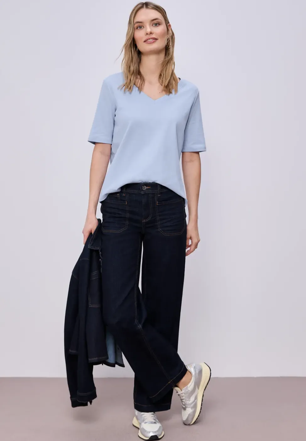 Basic T-Shirt mit V-Neck in Unifarbe