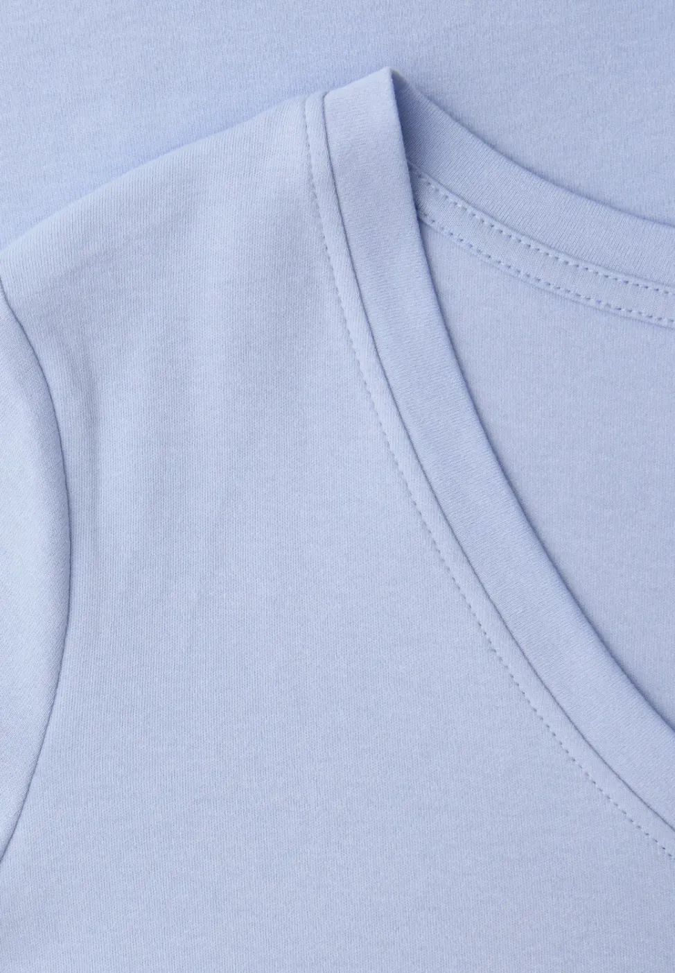 Basic T-Shirt mit V-Neck in Unifarbe
