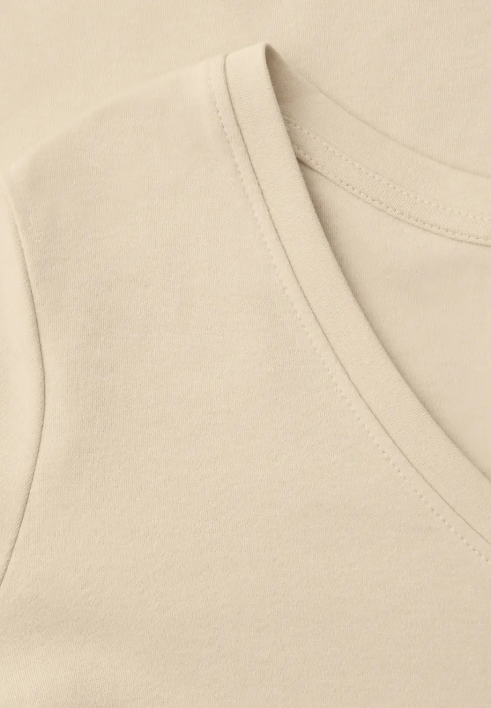 Basic T-Shirt mit V-Neck in Unifarbe