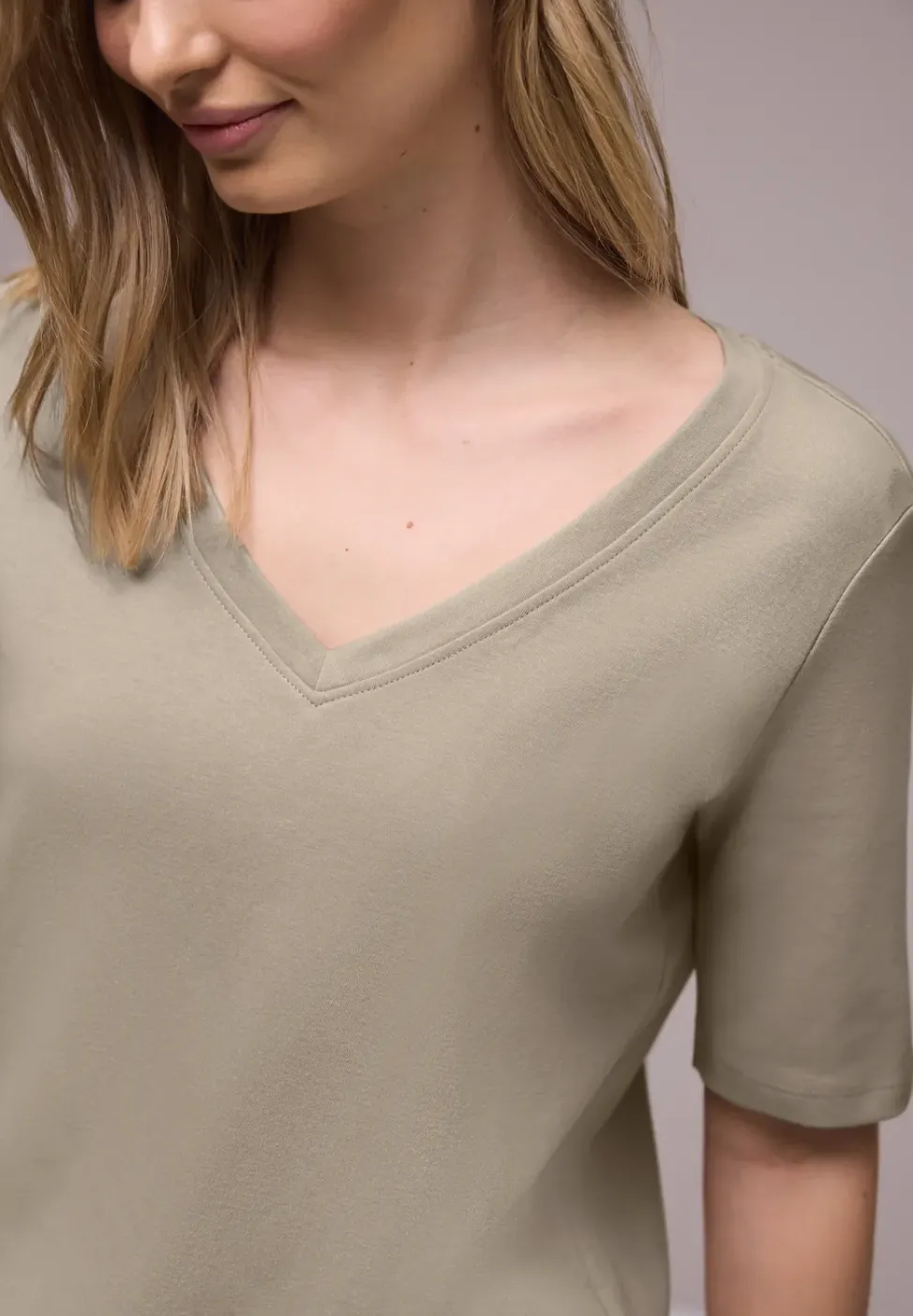 Basic T-Shirt mit V-Neck in Unifarbe