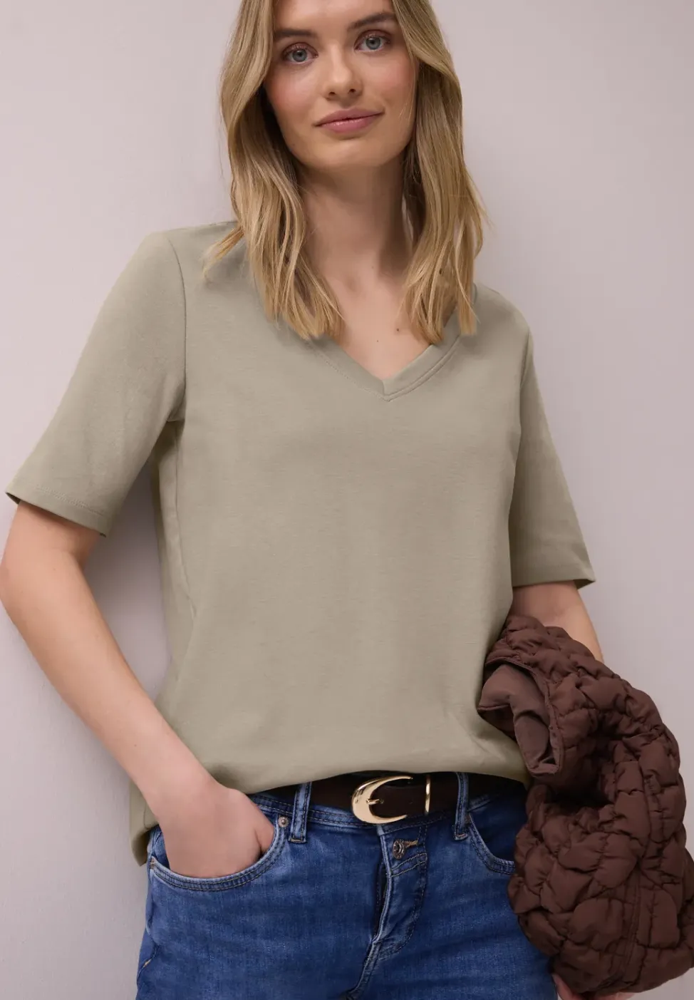 Basic T-Shirt mit V-Neck in Unifarbe