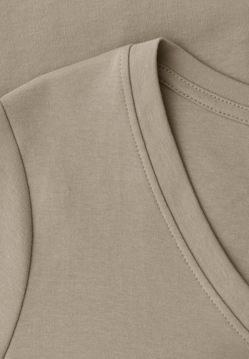 Basic T-Shirt mit V-Neck in Unifarbe