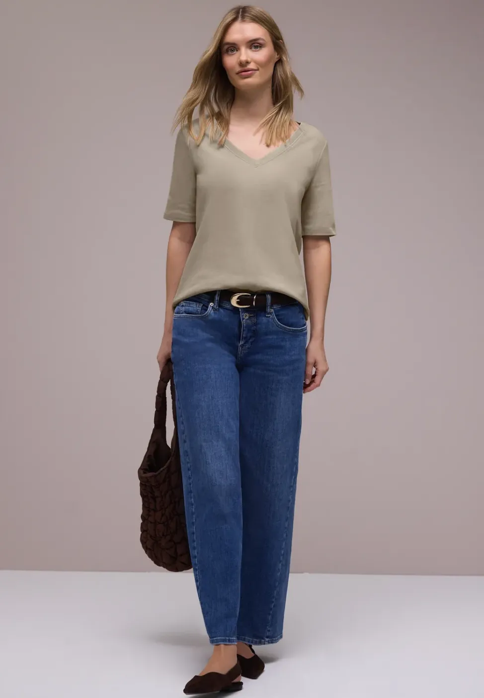 Basic T-Shirt mit V-Neck in Unifarbe