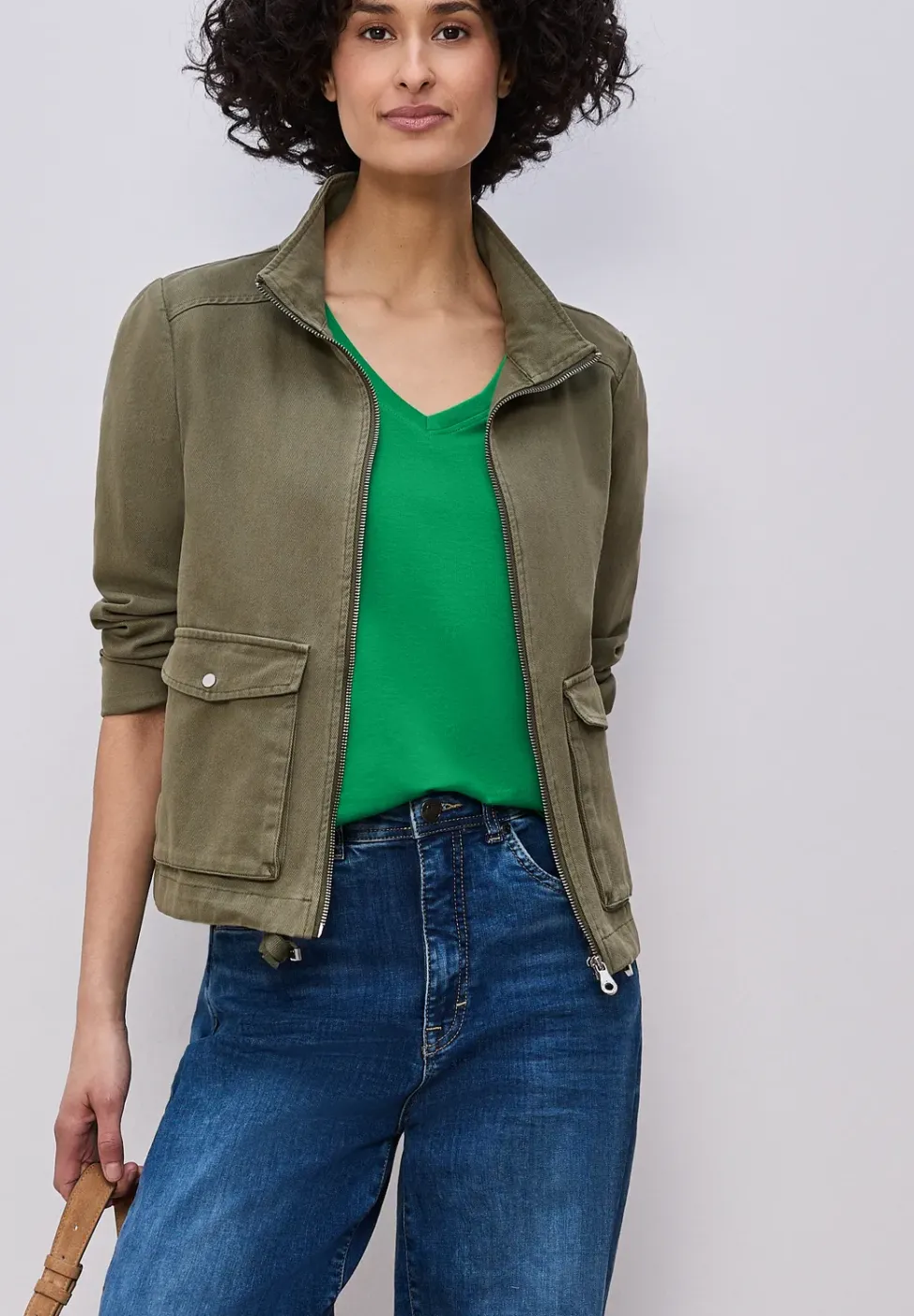 Basic T-Shirt mit V-Neck in Unifarbe