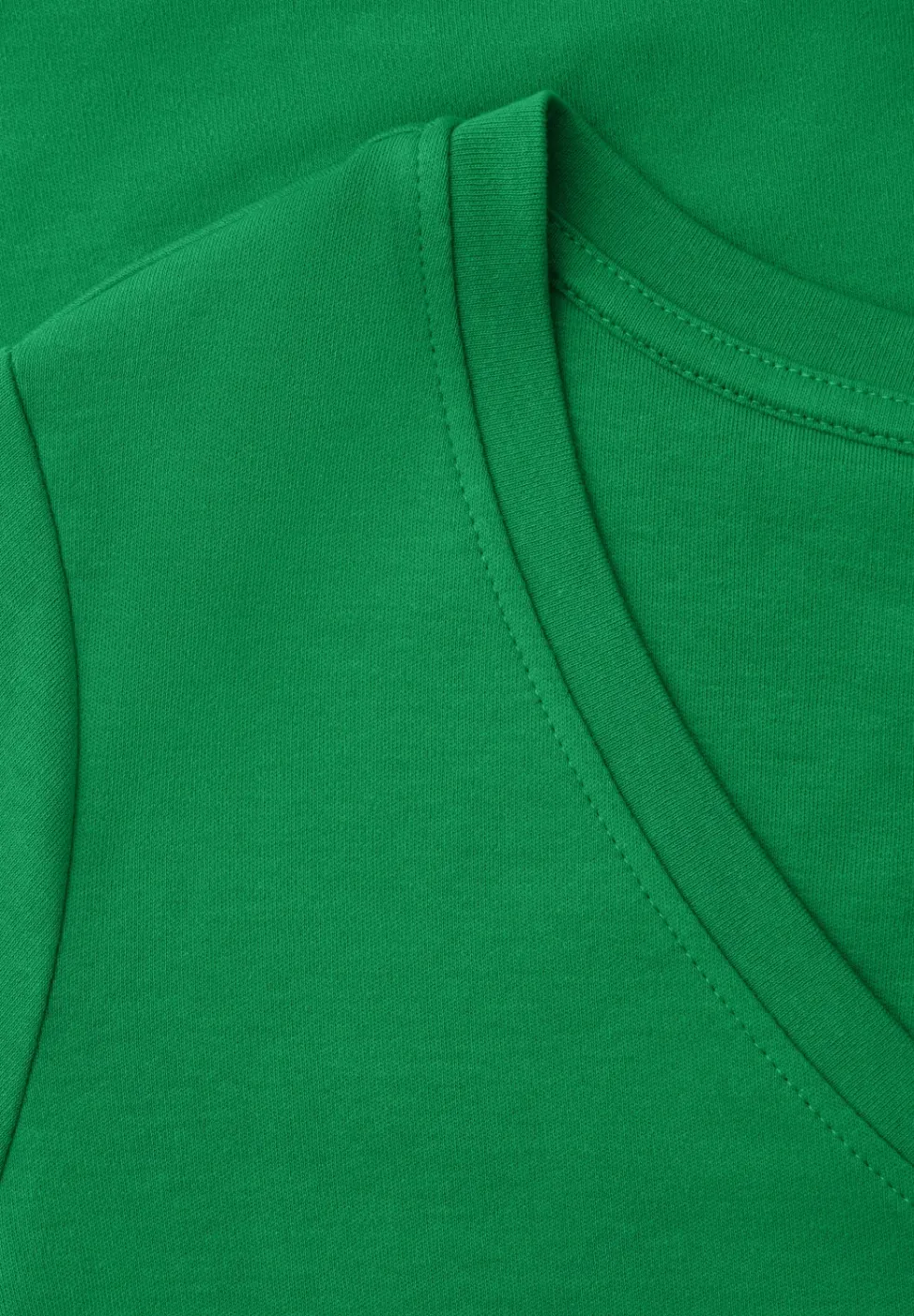 Basic T-Shirt mit V-Neck in Unifarbe