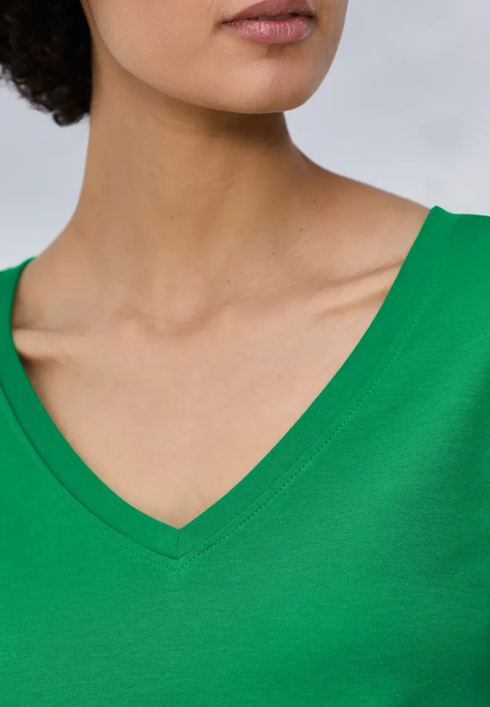 Basic T-Shirt mit V-Neck in Unifarbe