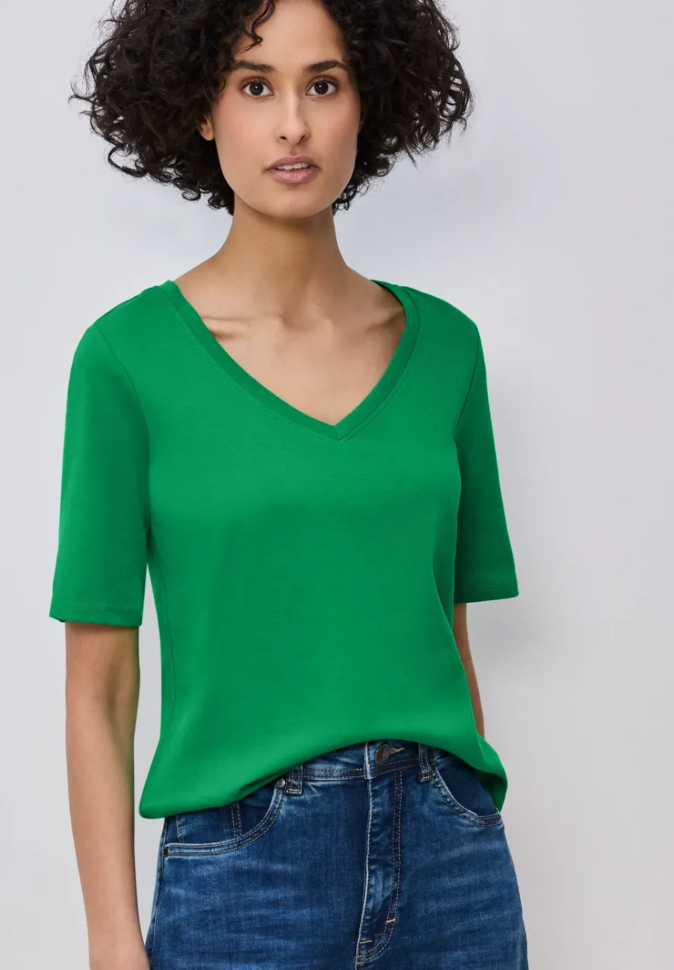 Basic T-Shirt mit V-Neck in Unifarbe