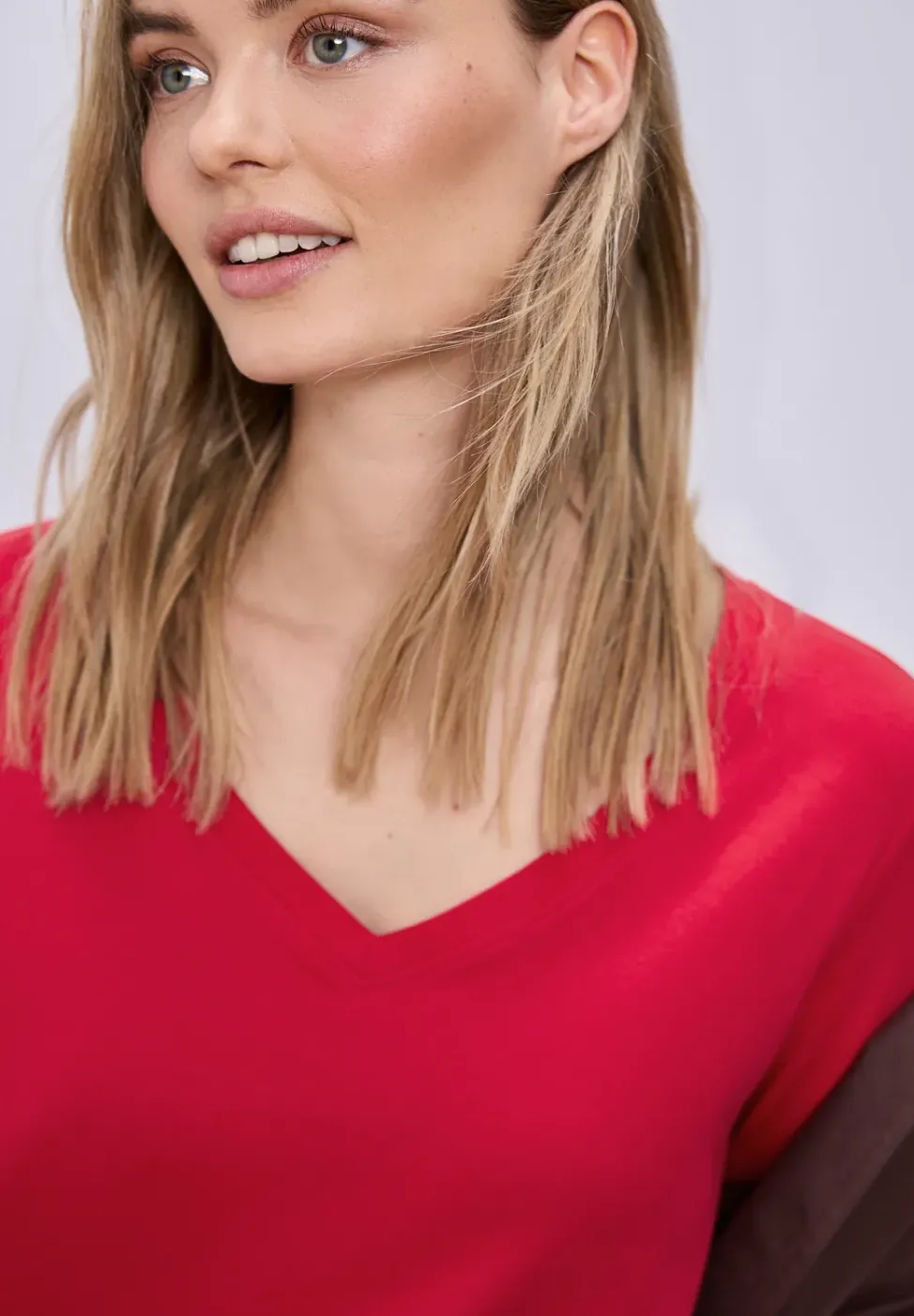 Basic T-Shirt mit V-Neck in Unifarbe