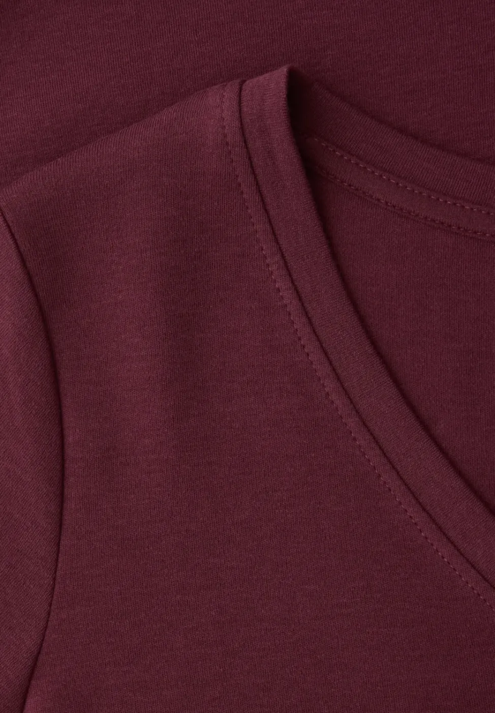Basic T-Shirt mit V-Neck in Unifarbe