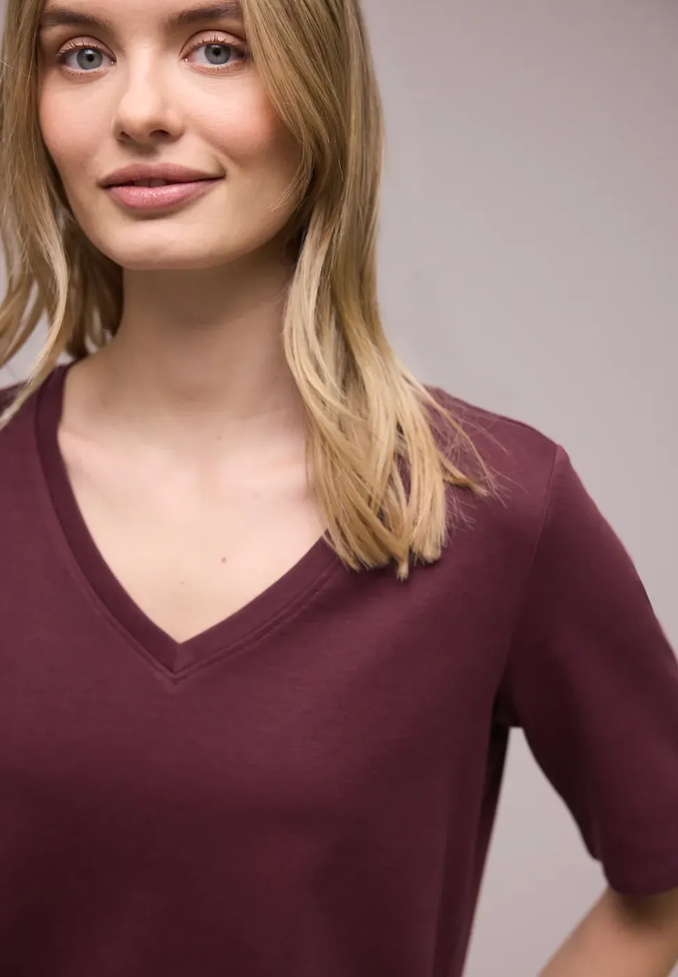 Basic T-Shirt mit V-Neck in Unifarbe