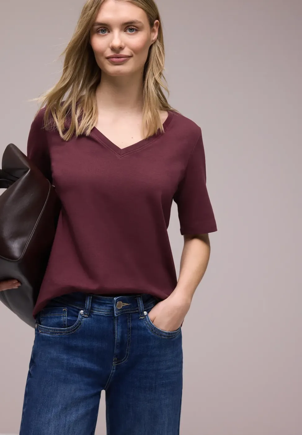Basic T-Shirt mit V-Neck in Unifarbe