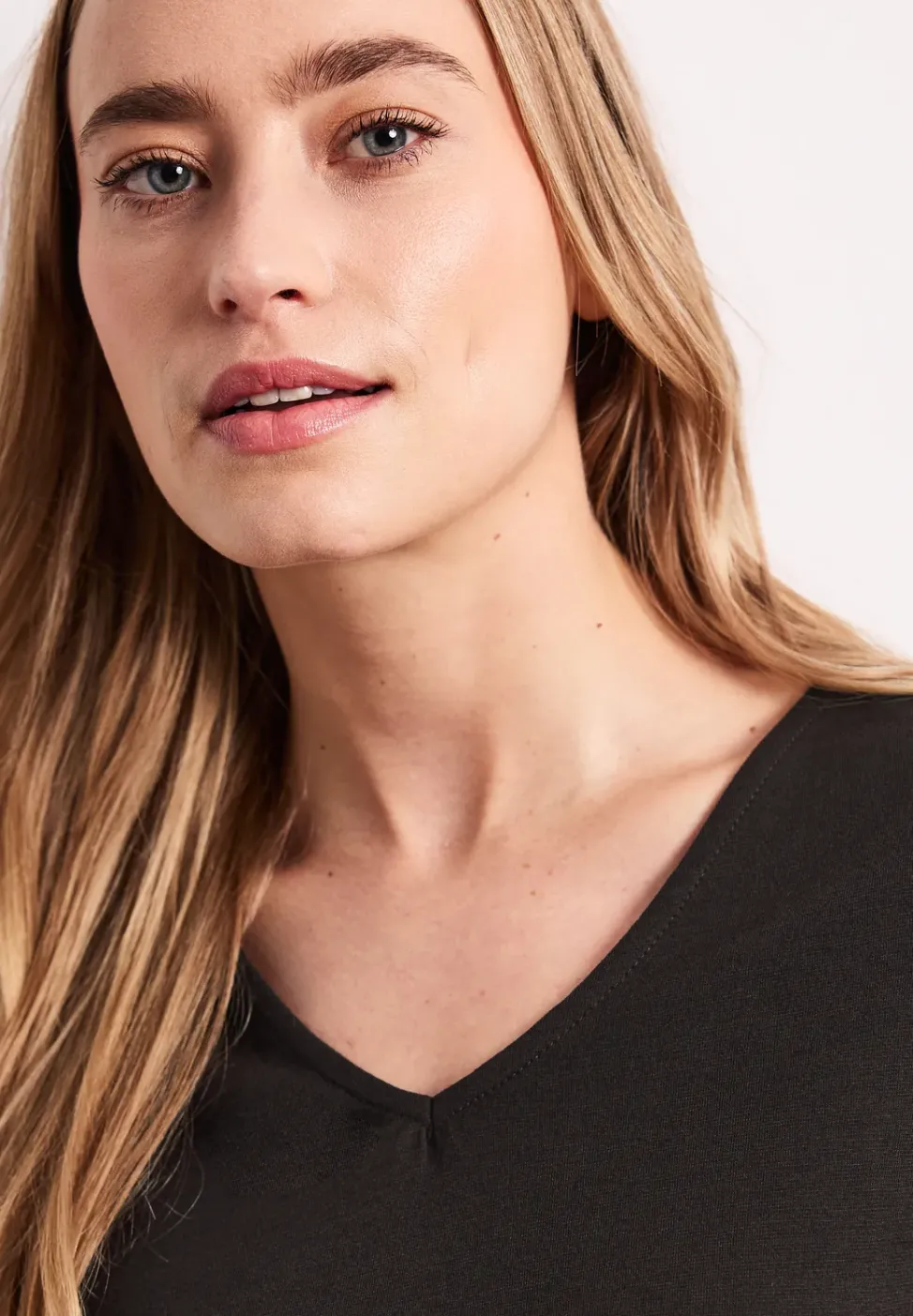 Basic T-Shirt mit V-Neck in Unifarbe