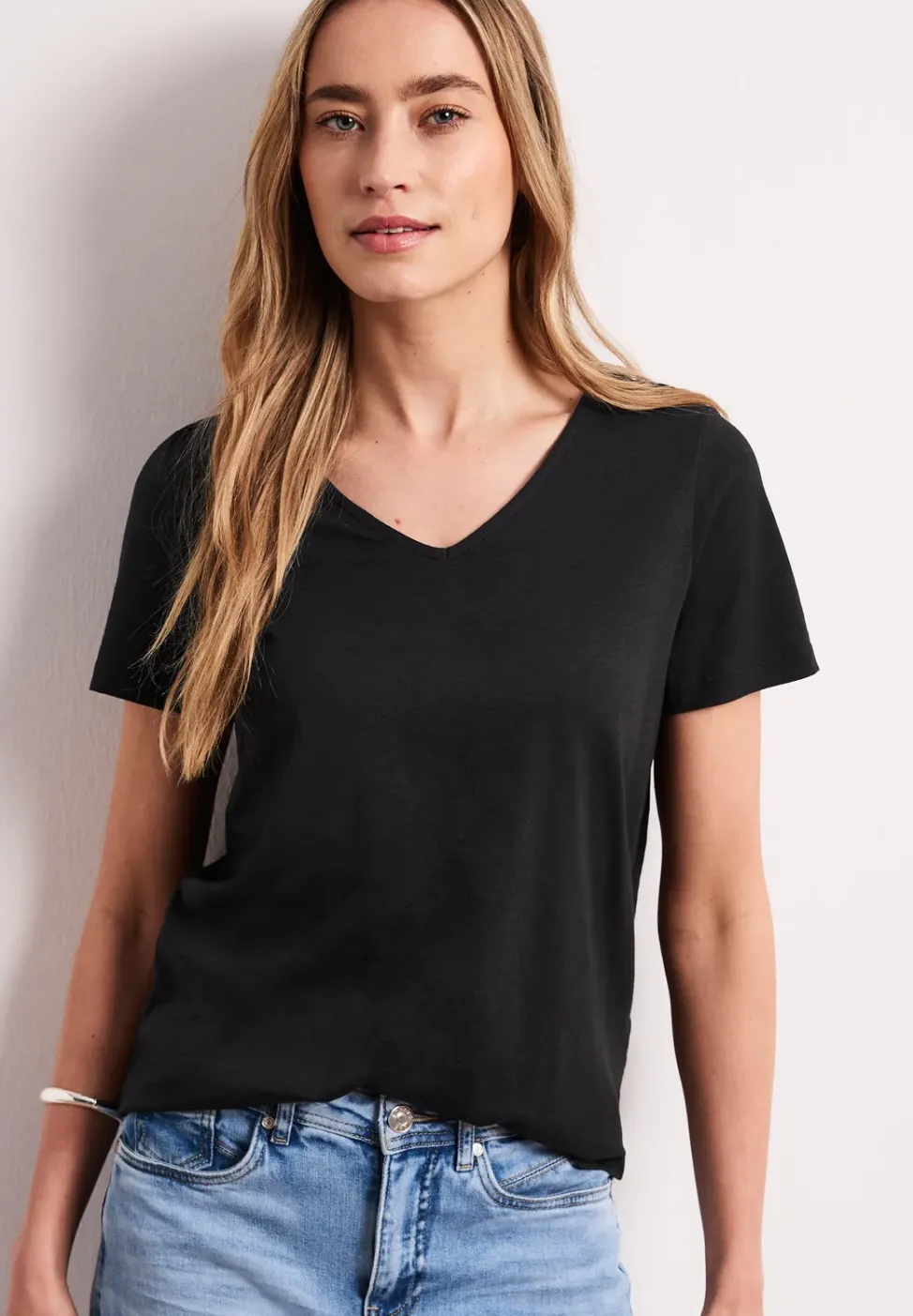 Basic T-Shirt mit V-Neck in Unifarbe