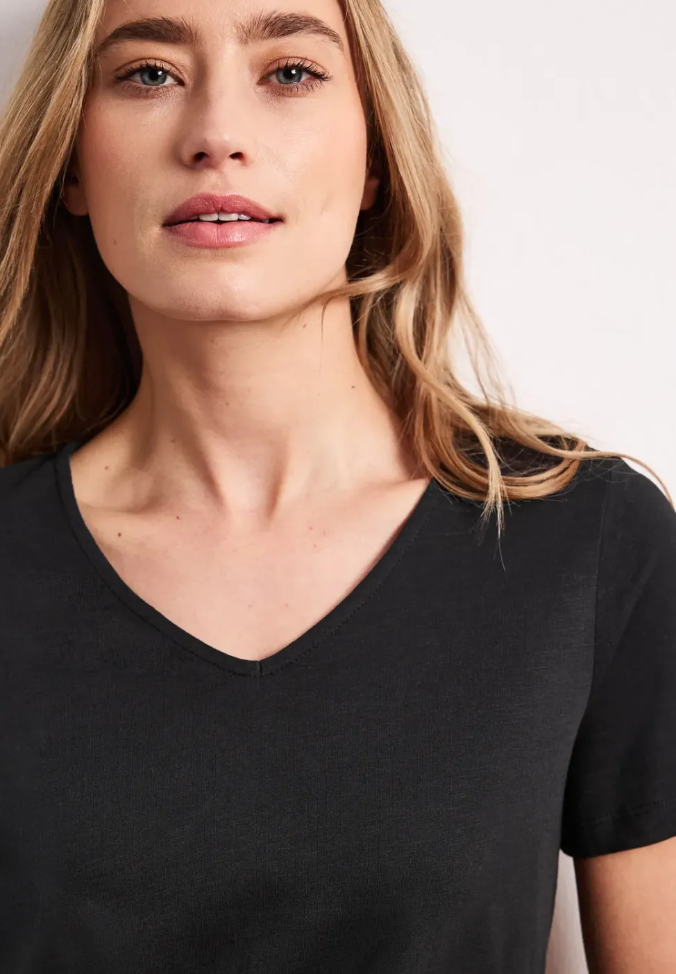 Basic T-Shirt mit V-Neck in Unifarbe