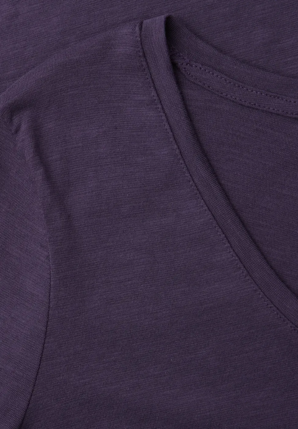 Basic T-Shirt mit V-Neck in Unifarbe
