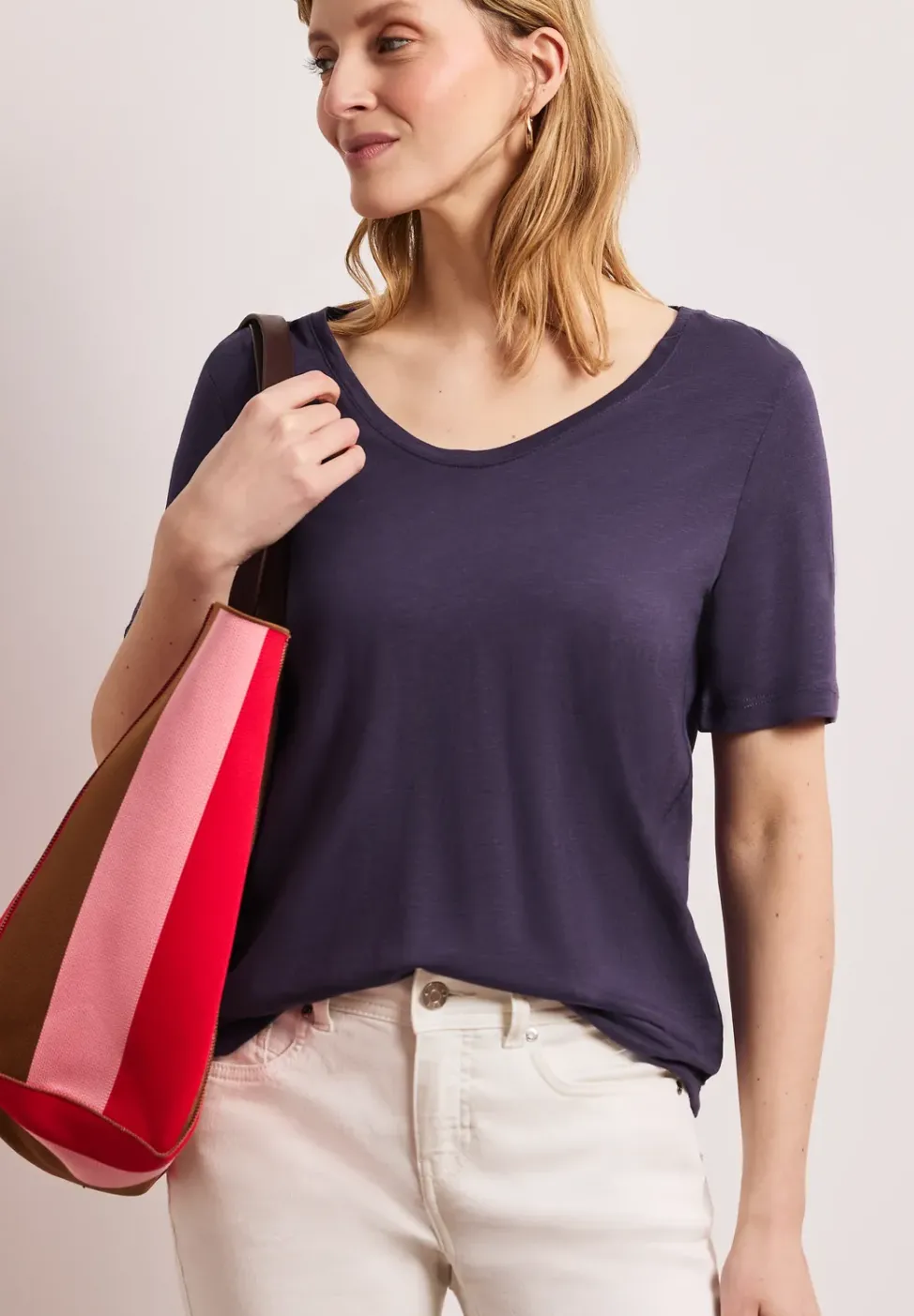 Basic T-Shirt mit V-Neck in Unifarbe