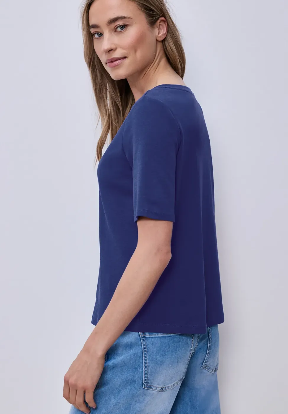Basic T-Shirt mit V-Neck in Unifarbe