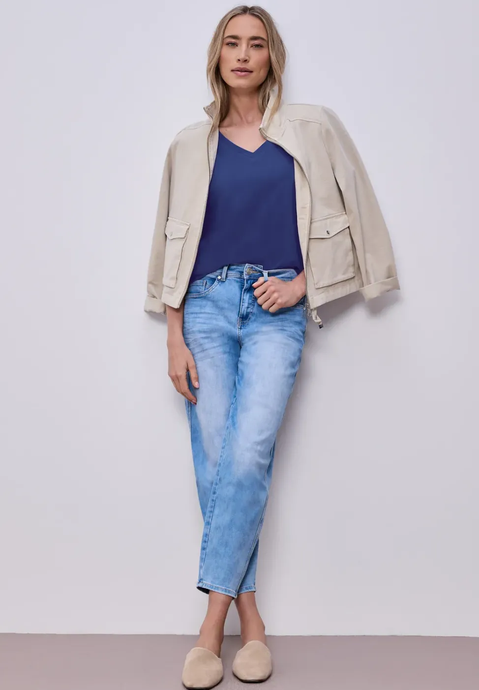 Basic T-Shirt mit V-Neck in Unifarbe