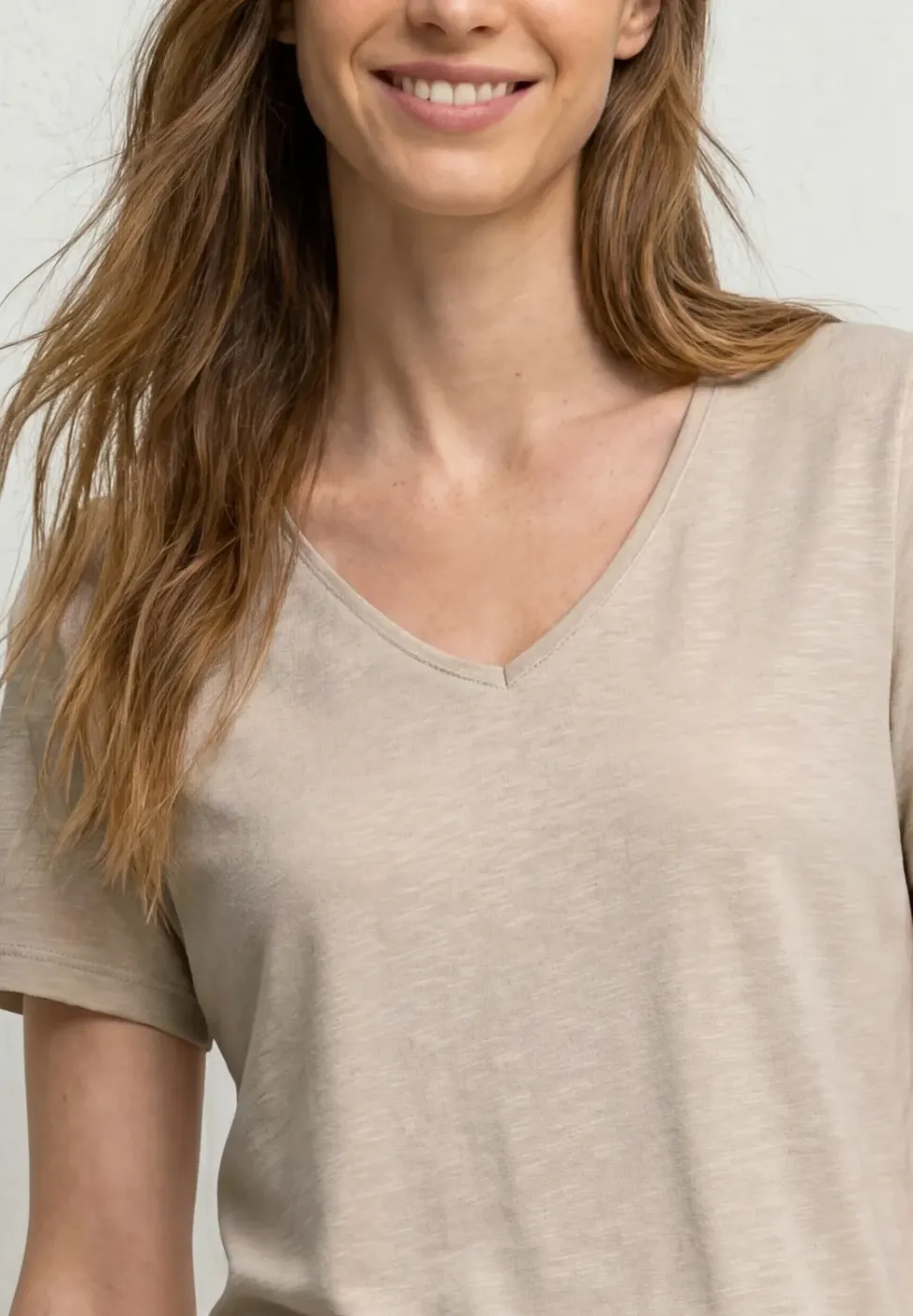 Basic T-Shirt mit V-Neck in Unifarbe