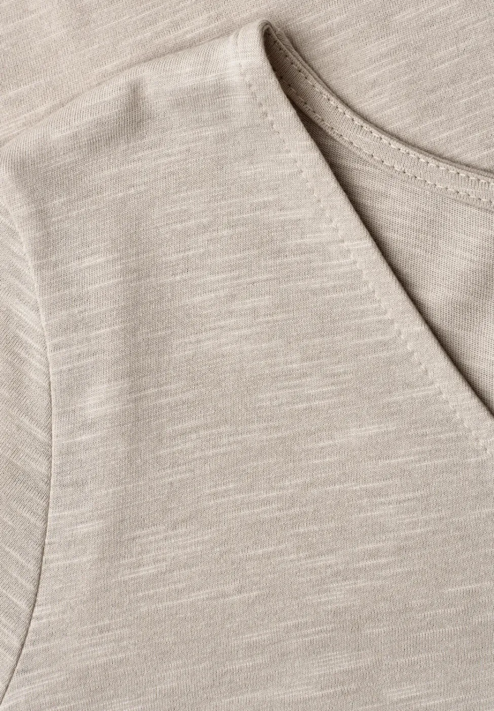Basic T-Shirt mit V-Neck in Unifarbe