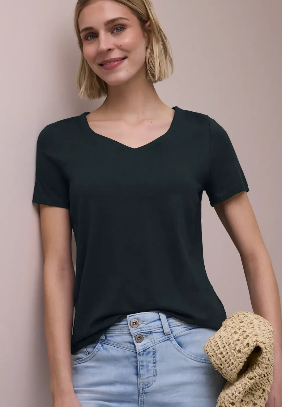 Basic T-Shirt mit V-Neck in Unifarbe