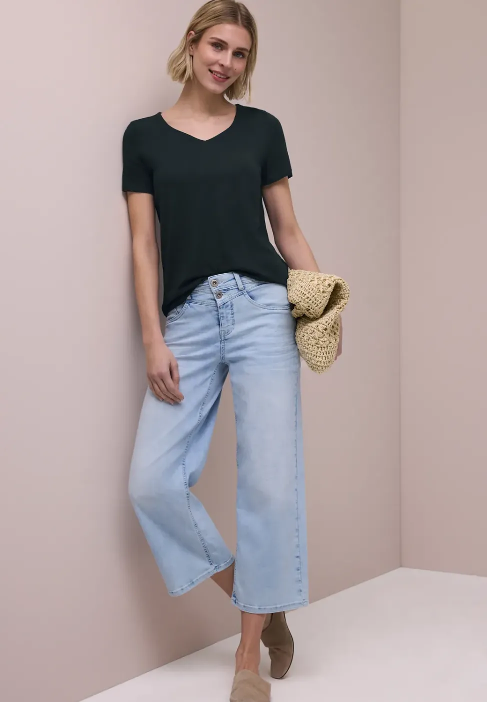 Basic T-Shirt mit V-Neck in Unifarbe