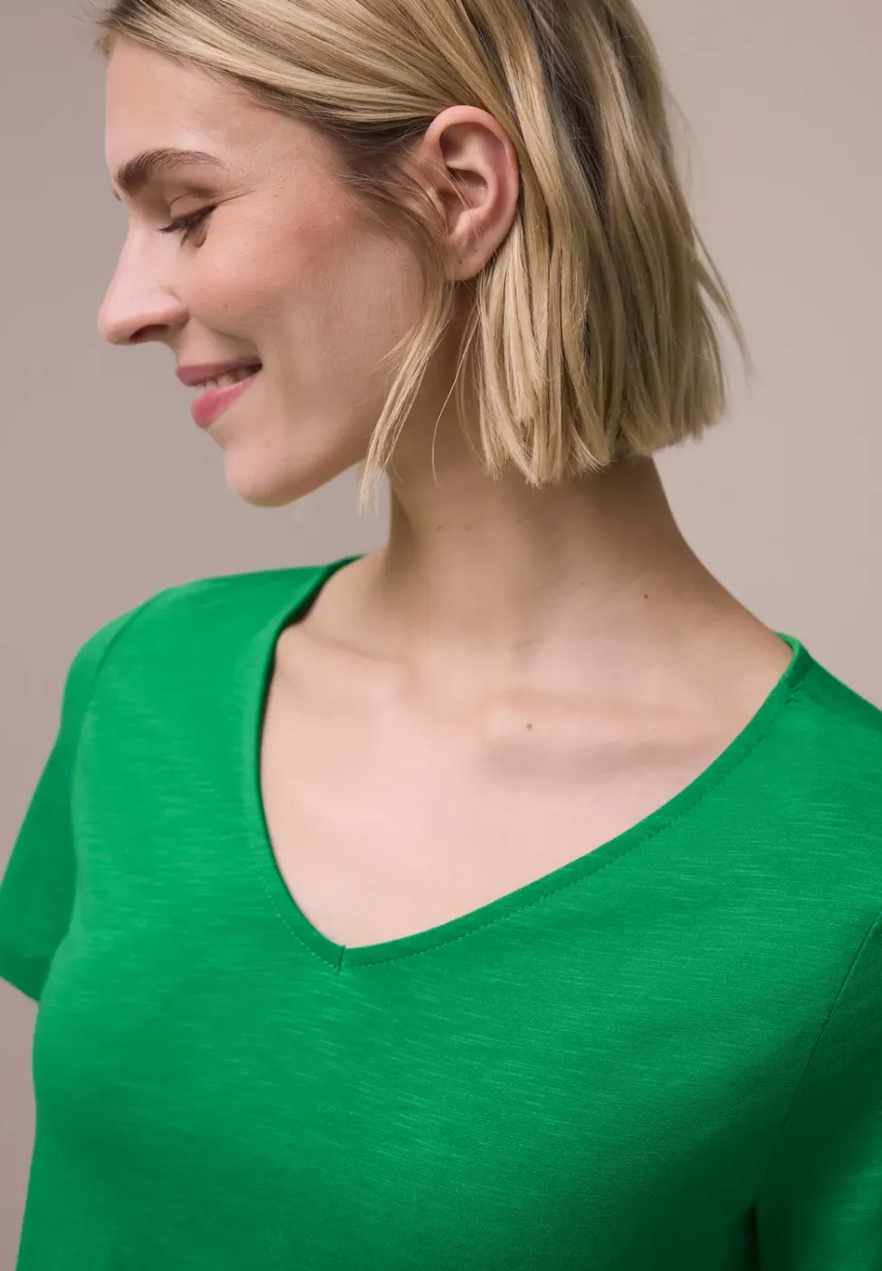 Basic T-Shirt mit V-Neck in Unifarbe