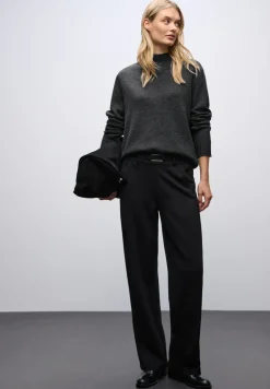 Basic Turtleneck Pullover