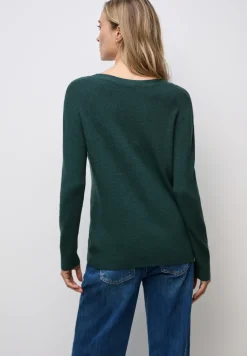 Basic V-Neck Pullover