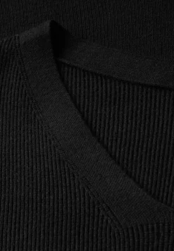 Basic V-Neck Pullover