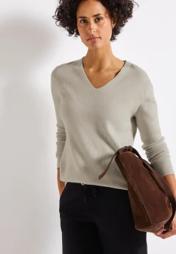 Basic V-Neck Pullover