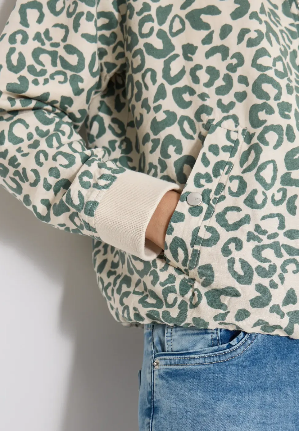 Blouson im Leo-Look aus Leinenmix