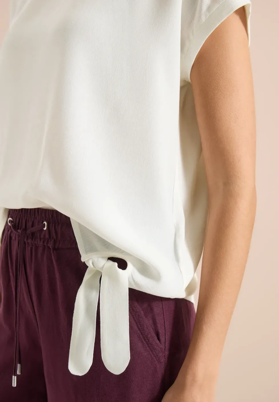 Bluse mit Rundhals und Knotendetail