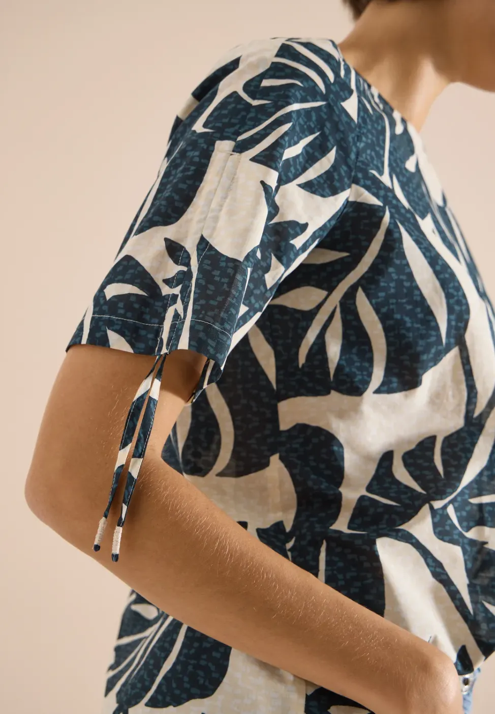 Bluse mit Rundhals und Raffung