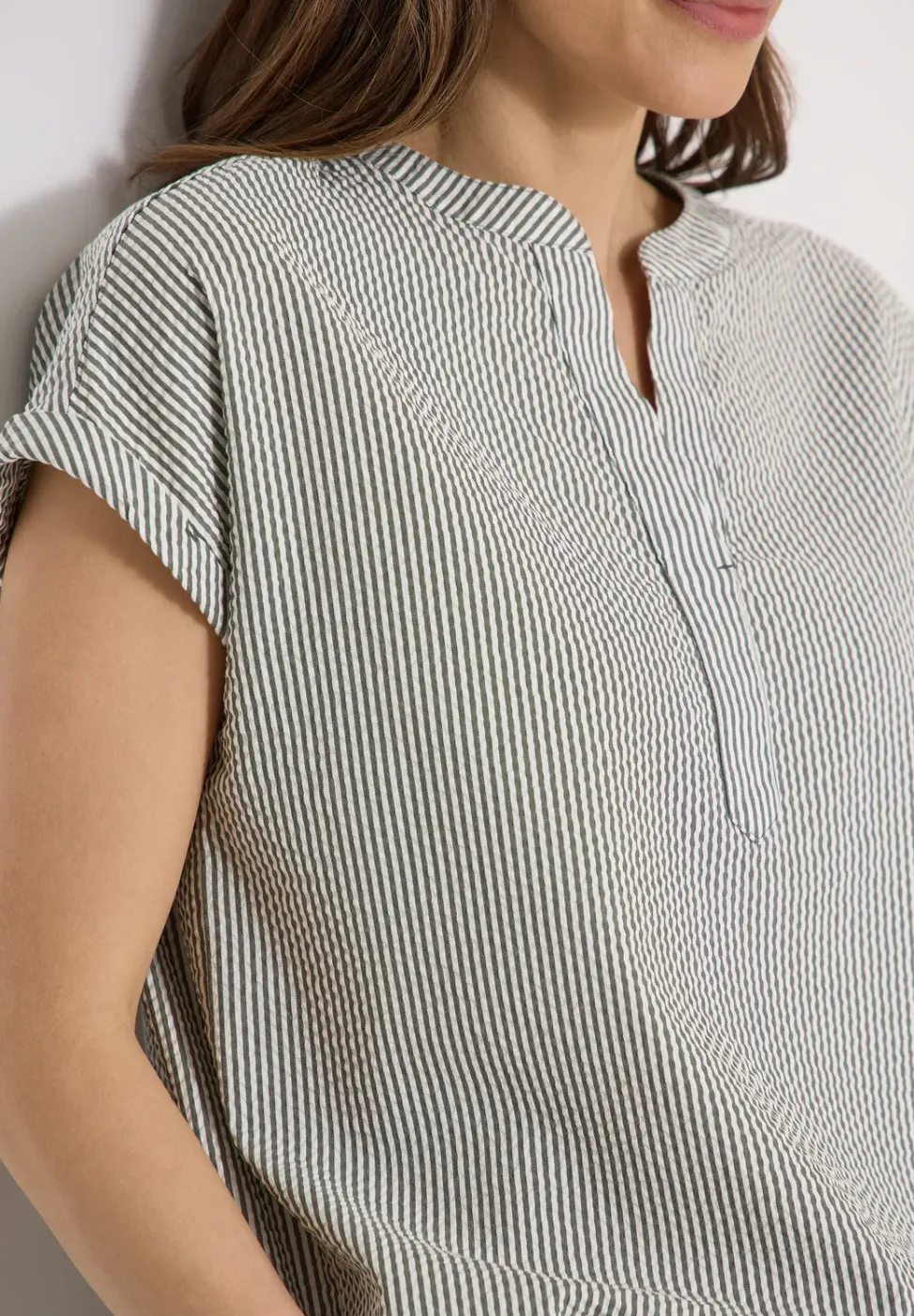 Bluse mit Split Neck in Seersuckerqualität
