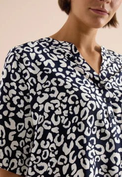 Bluse mit Split Neck und mit Leo-Muster