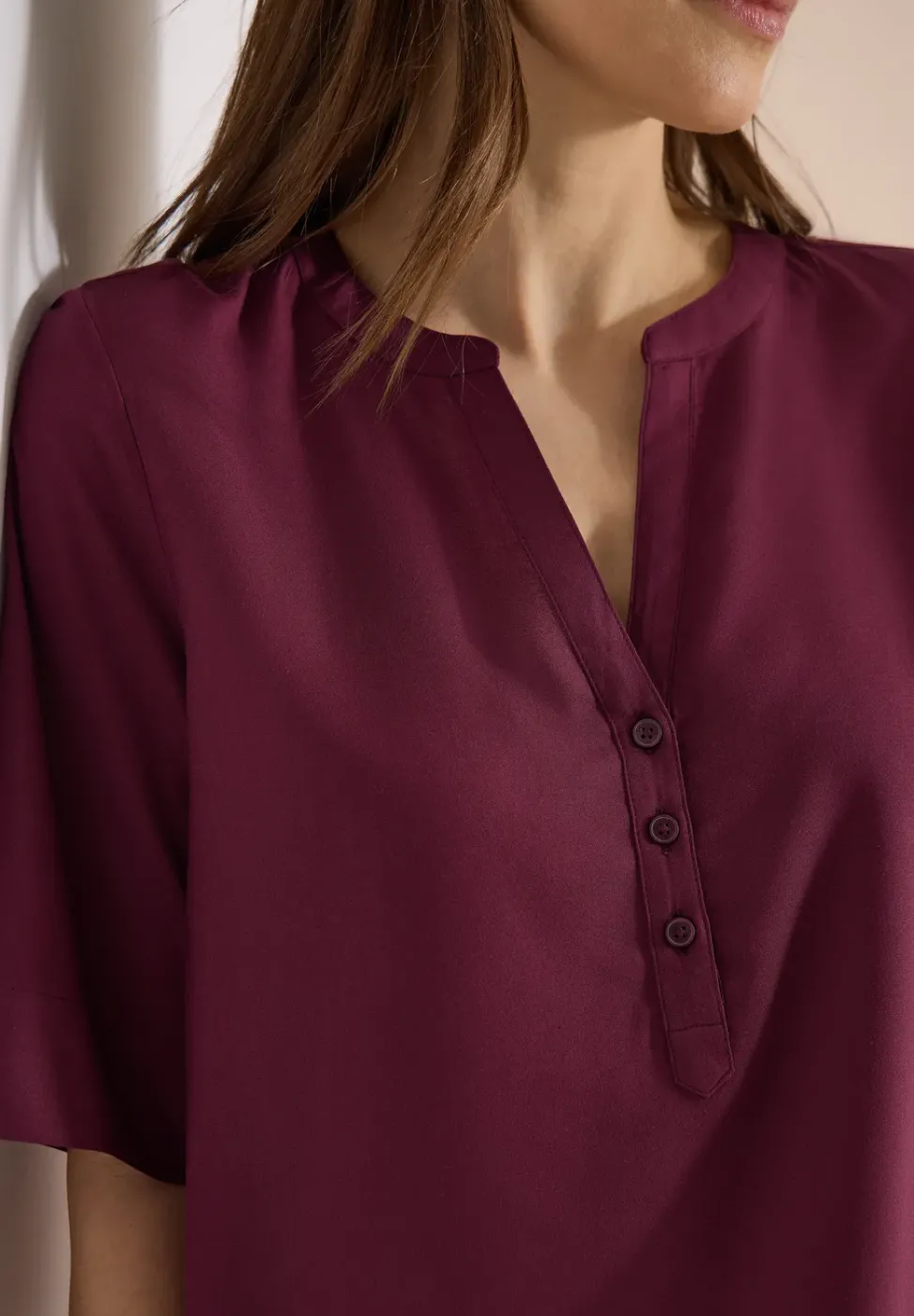 Bluse mit Split Neck und Elastiksaum