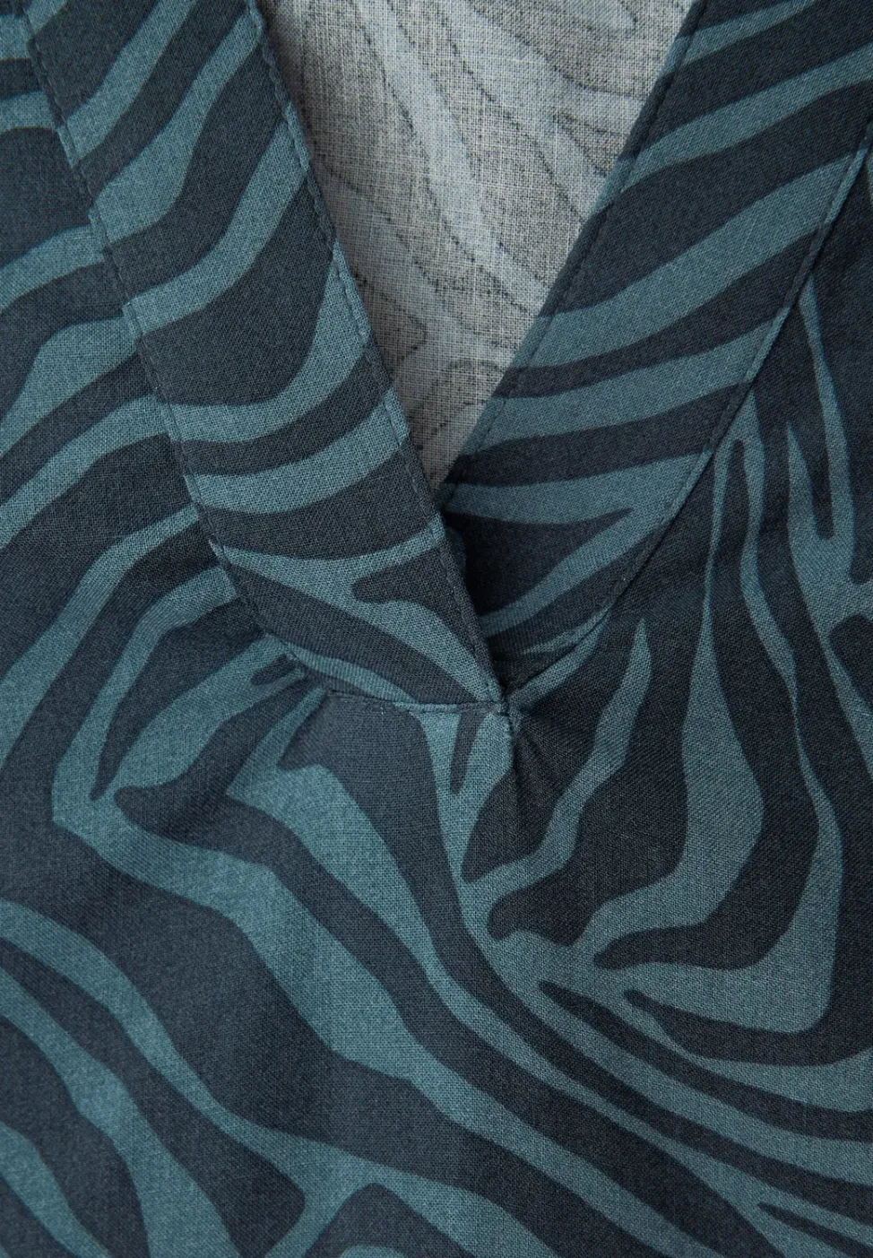 Bluse mit Split Neck und Grafikprint