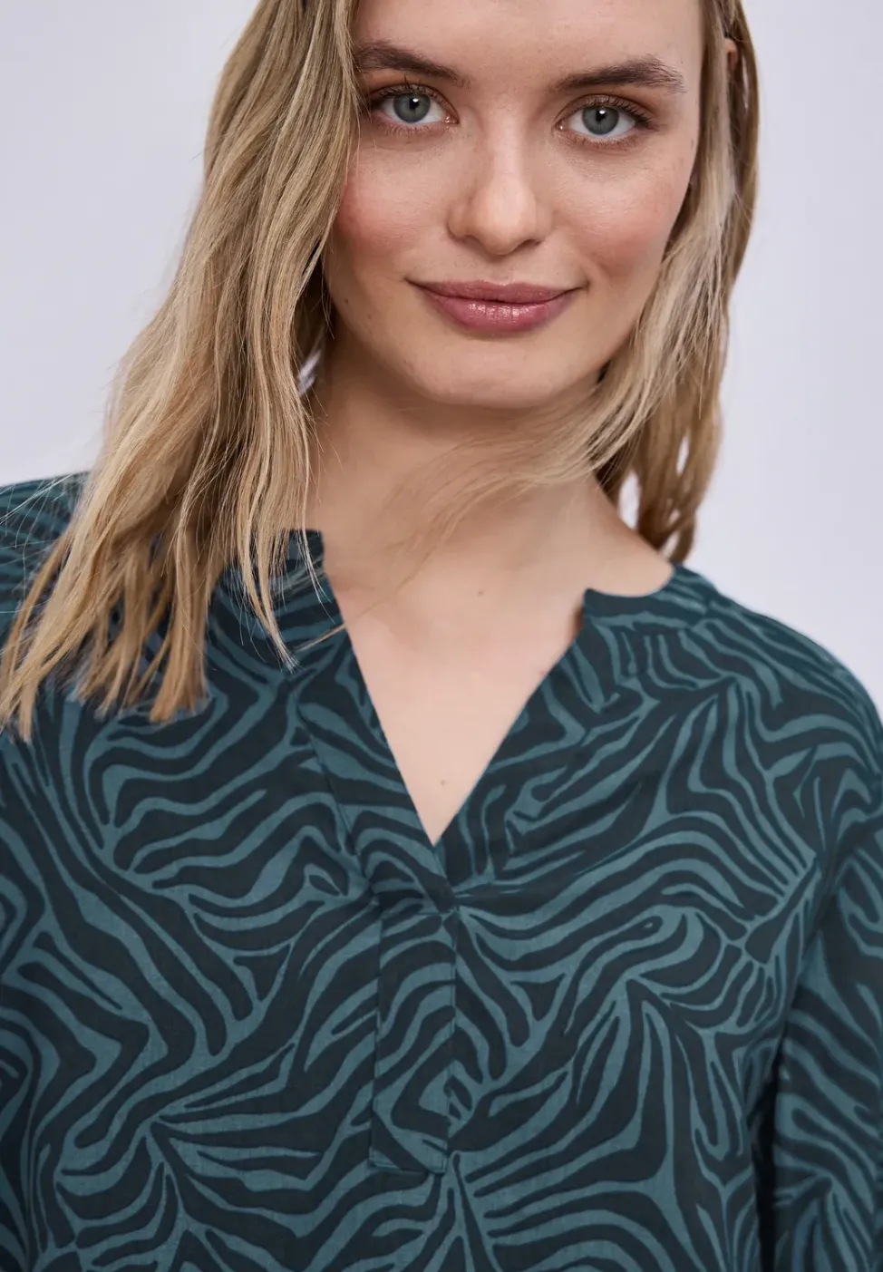 Bluse mit Split Neck und Grafikprint