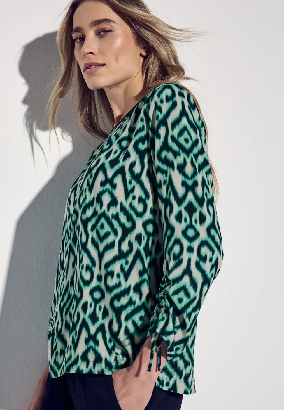 Bluse mit Raffung am Arm