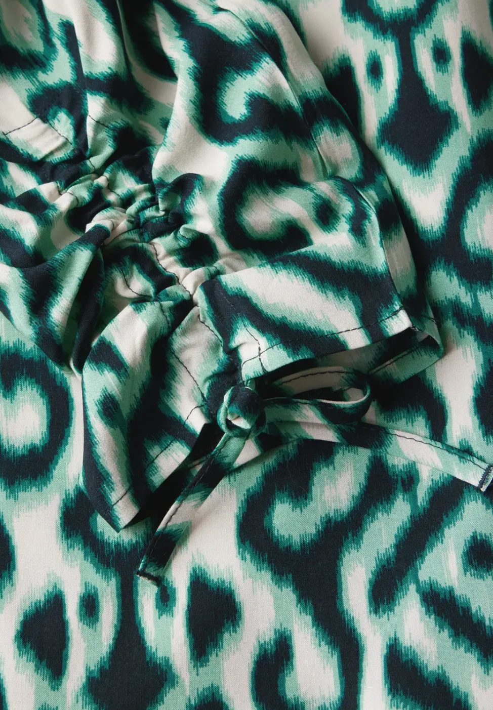Bluse mit Raffung am Arm