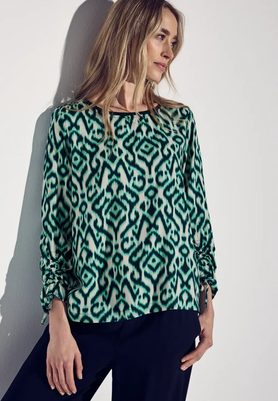 Bluse mit Raffung am Arm