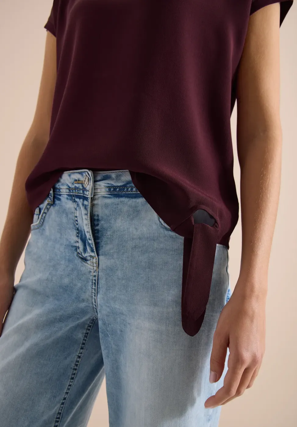 Bluse mit Rundhals und Knotendetail