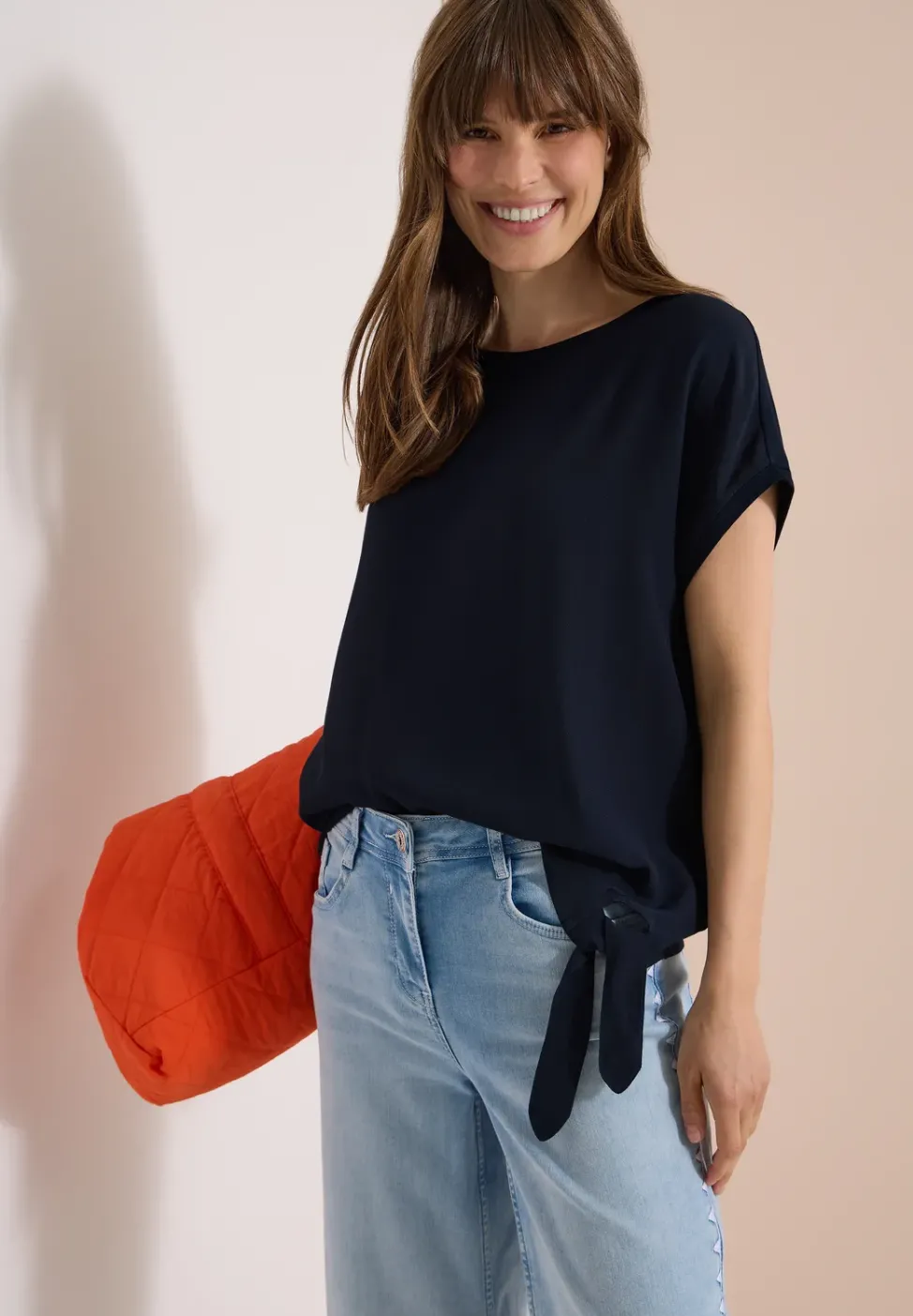 Bluse mit Rundhals und Knotendetail