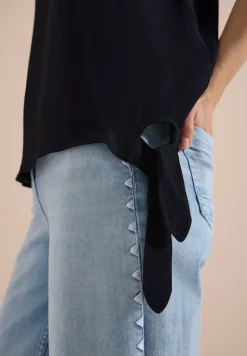Bluse mit Rundhals und Knotendetail