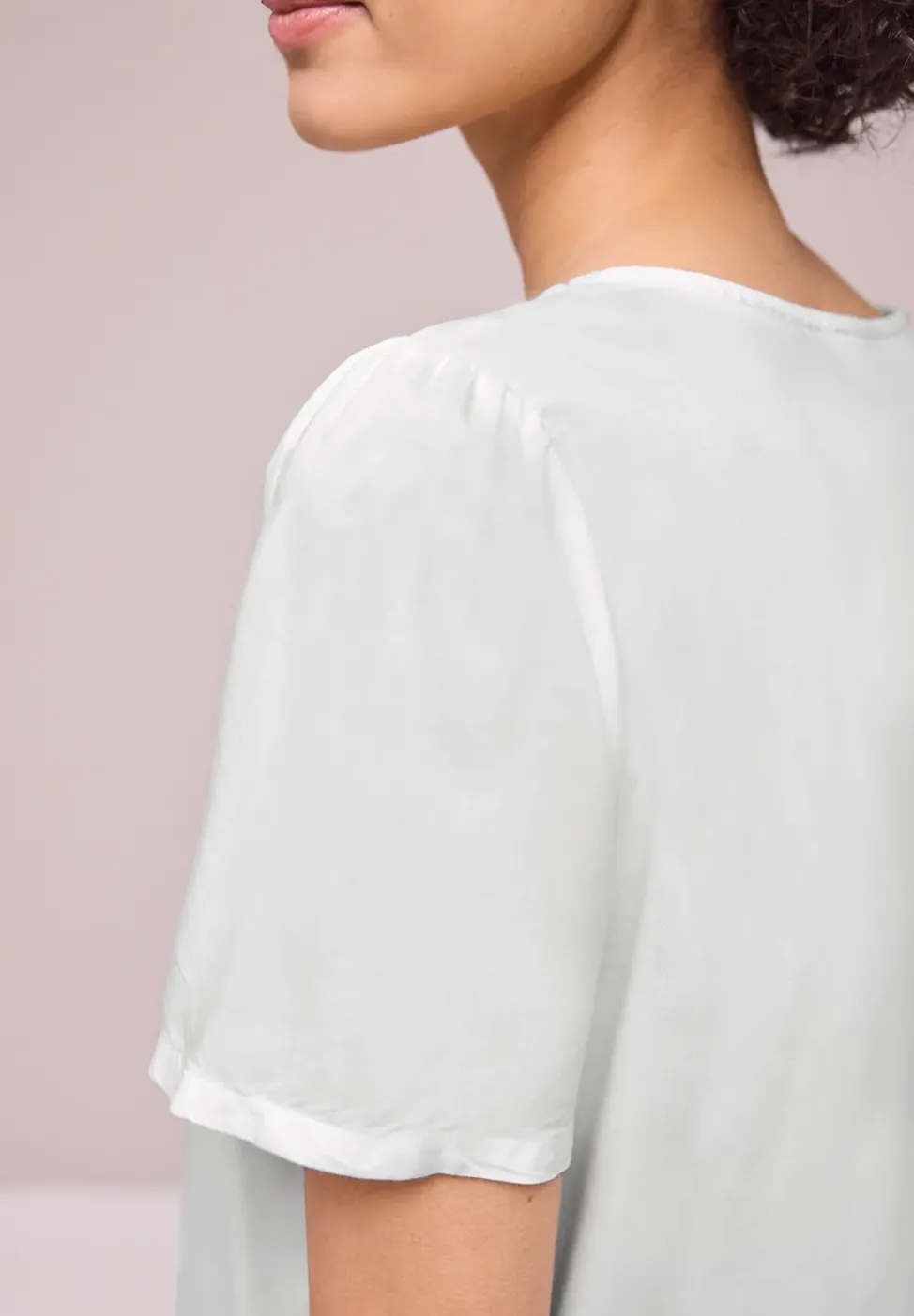 Bluse mit Rundhals und kurzen Puffärmeln
