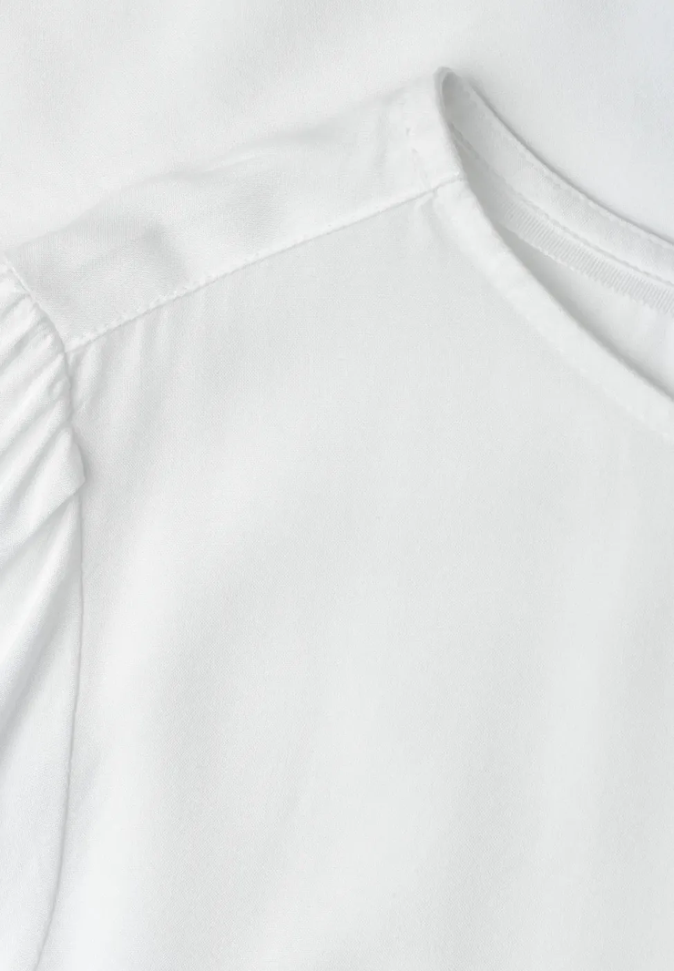 Bluse mit Rundhals und kurzen Puffärmeln