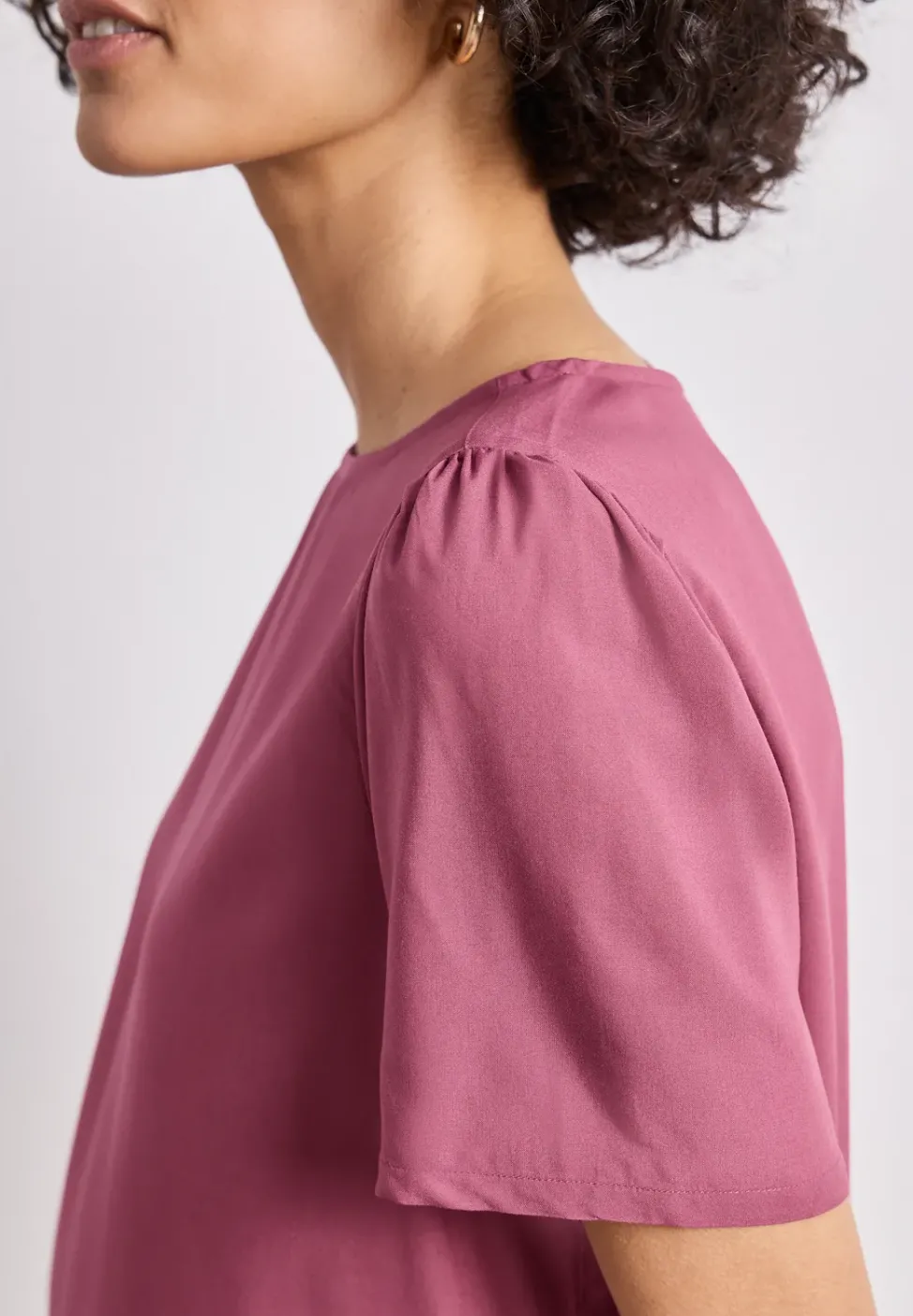 Bluse mit Rundhals und kurzen Puffärmeln