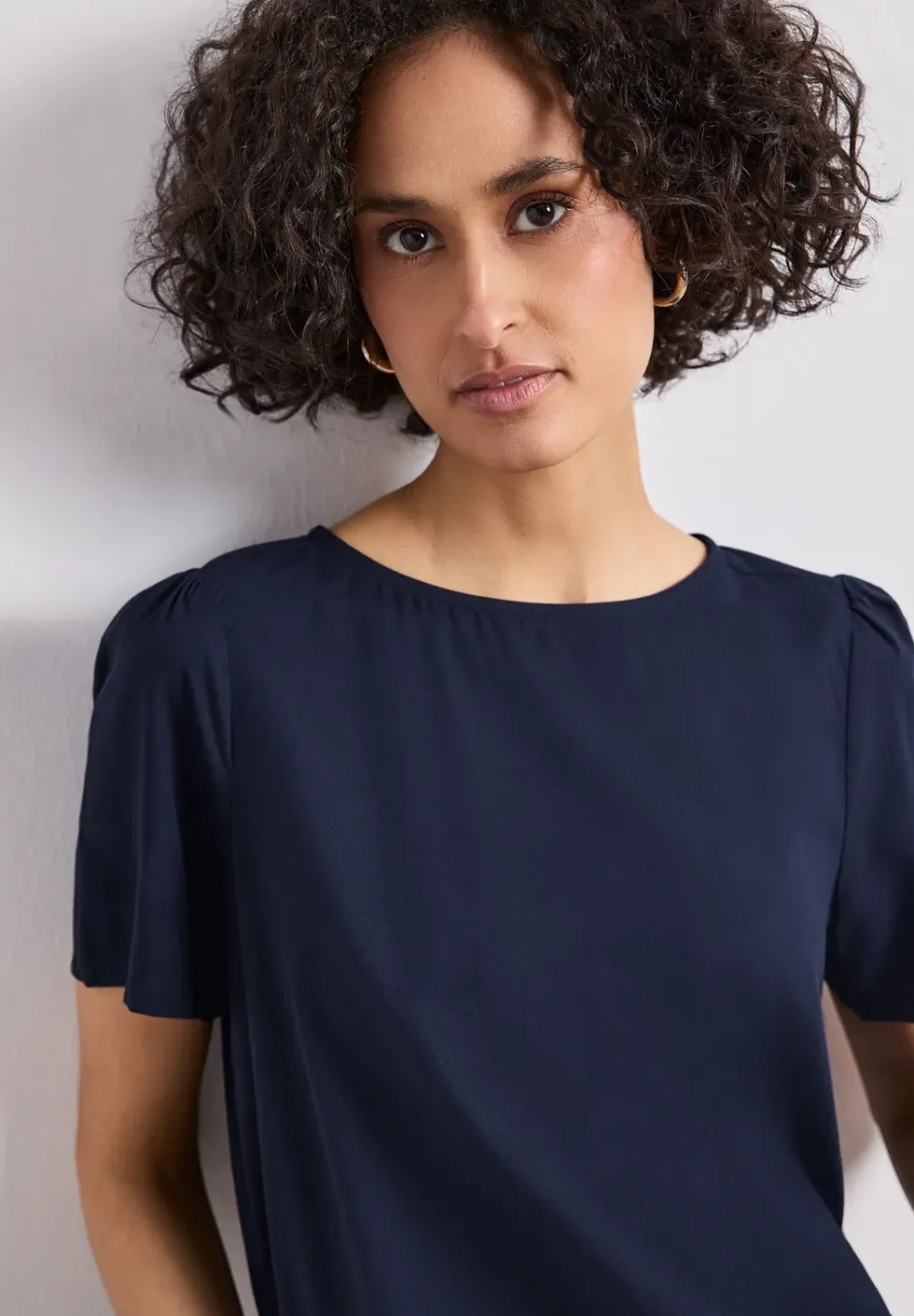 Bluse mit Rundhals und kurzen Puffärmeln
