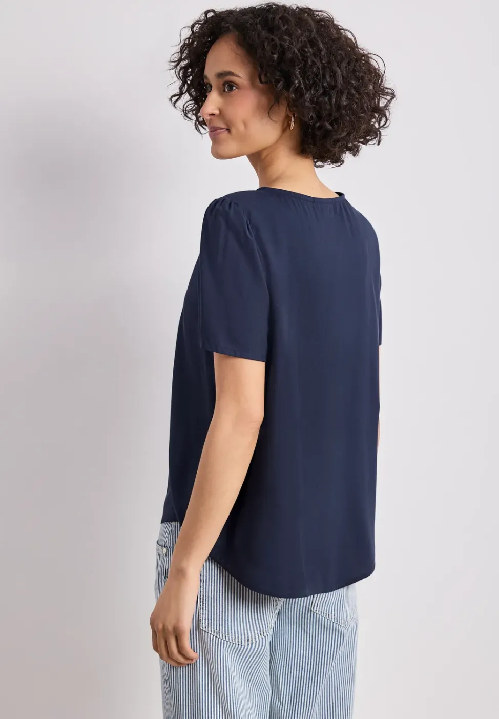 Bluse mit Rundhals und kurzen Puffärmeln